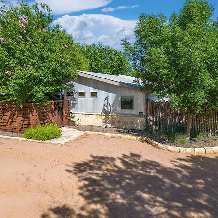 Claret House Full Kitchen And Private Hot Tub Villa Fredericksburg Bagian luar foto