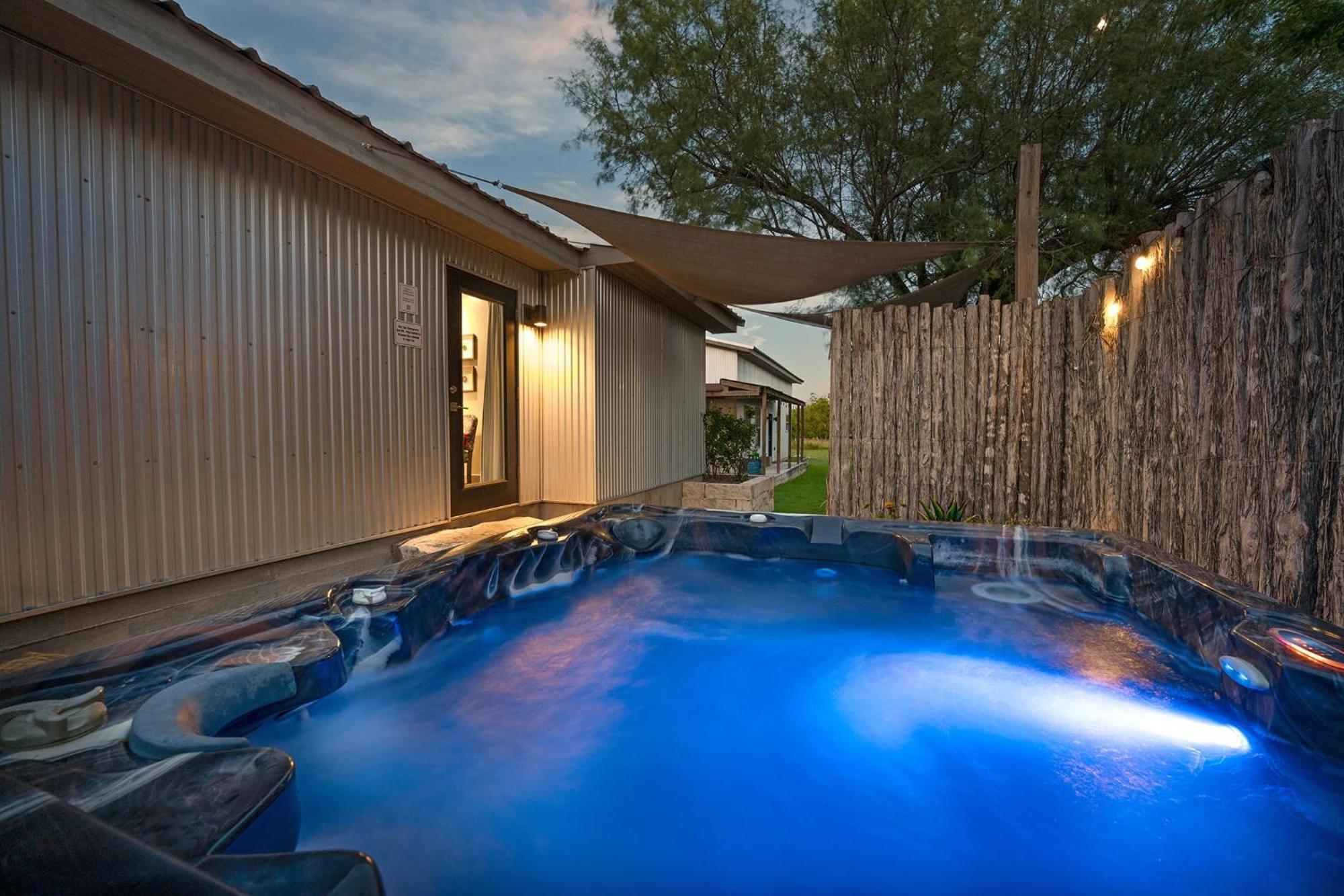 Claret House Full Kitchen And Private Hot Tub Villa Fredericksburg Bagian luar foto